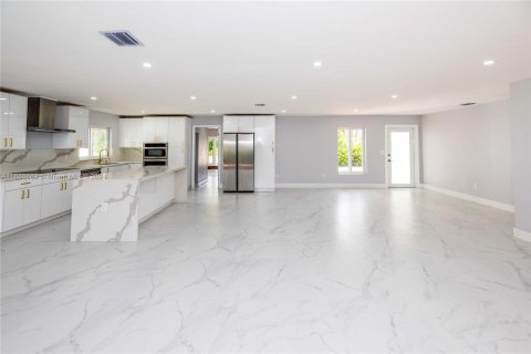 House in Miami, Florida 4 bedrooms, 153.57 sq.m. № 1427290 - photo 8