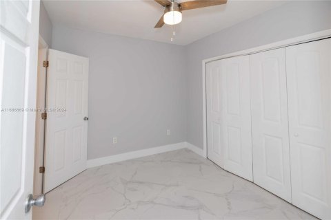 House in Miami, Florida 4 bedrooms, 153.57 sq.m. № 1427290 - photo 16