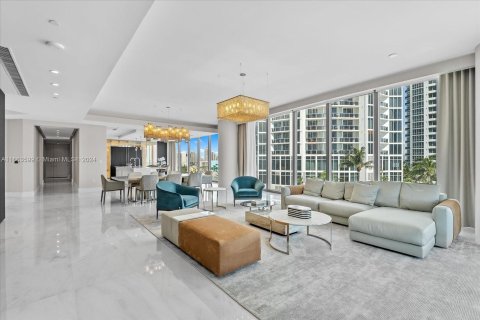 Condo in Sunny Isles Beach, Florida, 4 bedrooms  № 1379035 - photo 1