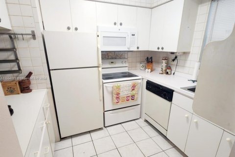 Condo in Margate, Florida, 1 bedroom  № 1379038 - photo 11