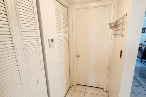 Condo in Margate, Florida, 1 bedroom  № 1379038 - photo 25