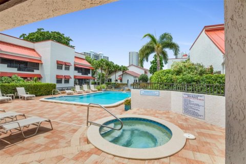 Condo in Naples, Florida, 2 bedrooms  № 1343135 - photo 20