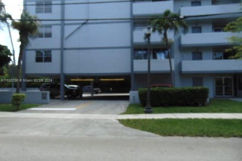 Condo in North Miami Beach, Florida, 2 bedrooms  № 1294238 - photo 24