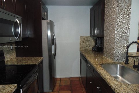 Condo in North Miami Beach, Florida, 2 bedrooms  № 1294238 - photo 13