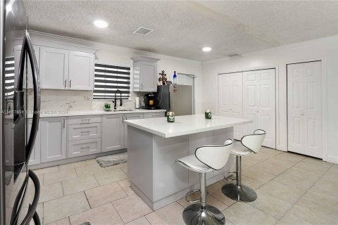 House in Miami, Florida 3 bedrooms, 99.5 sq.m. № 1383101 - photo 11