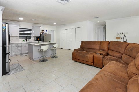 House in Miami, Florida 3 bedrooms, 99.5 sq.m. № 1383101 - photo 14