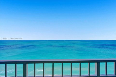 Condominio en venta en Bal Harbour, Florida, 3 dormitorios, 241.55 m2 № 1378661 - foto 15