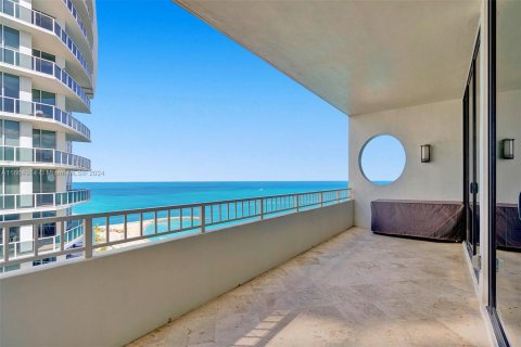 Condominio en venta en Bal Harbour, Florida, 3 dormitorios, 241.55 m2 № 1378661 - foto 29