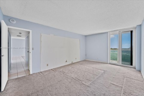 Condo in Sunny Isles Beach, Florida, 2 bedrooms  № 1378657 - photo 17