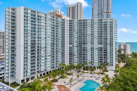 Condo in Sunny Isles Beach, Florida, 2 bedrooms  № 1378657 - photo 21