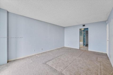 Condo in Sunny Isles Beach, Florida, 2 bedrooms  № 1378657 - photo 18