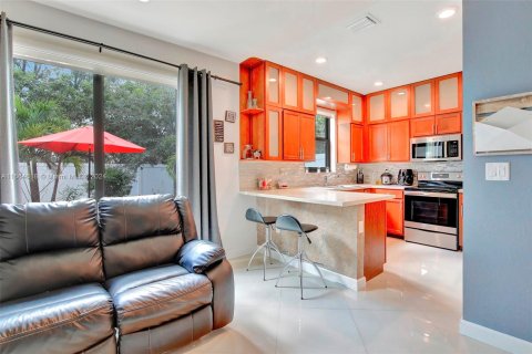 Adosado en venta en Hialeah, Florida, 3 dormitorios, 158.58 m2 № 1378660 - foto 5