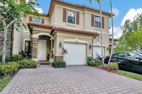 Touwnhouse à vendre à Hialeah, Floride: 3 chambres, 158.58 m2 № 1378660 - photo 1