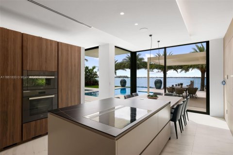 House in Miami Beach, Florida 5 bedrooms, 501.21 sq.m. № 1378612 - photo 12