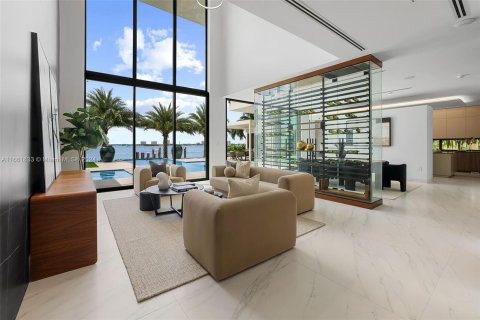 House in Miami Beach, Florida 5 bedrooms, 501.21 sq.m. № 1378612 - photo 5