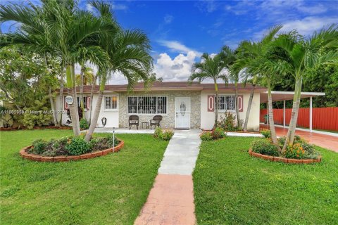 House in Miami, Florida 4 bedrooms, 157.75 sq.m. № 1378658 - photo 1