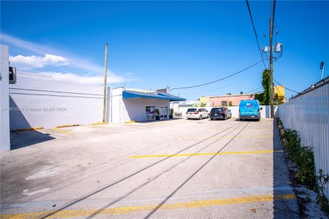 Commercial property in Miami, Florida № 1378659 - photo 11