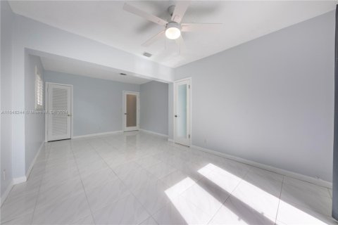 House in Oakland Park, Florida 3 bedrooms, 144.93 sq.m. № 1332088 - photo 14