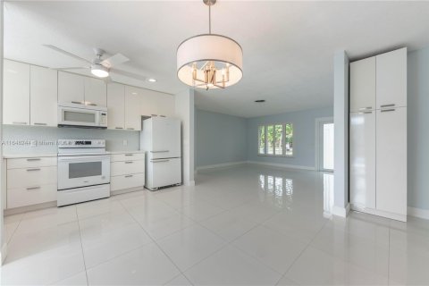 House in Oakland Park, Florida 3 bedrooms, 144.93 sq.m. № 1332088 - photo 11