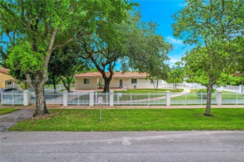 Villa ou maison à vendre à Coral Gables, Floride: 4 chambres, 187.11 m2 № 1375909 - photo 1