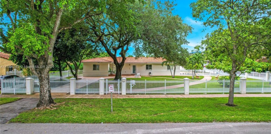 Villa ou maison à Coral Gables, Floride 4 chambres, 187.11 m2 № 1375909