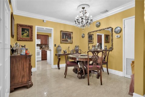 House in Coral Gables, Florida 4 bedrooms, 187.11 sq.m. № 1375909 - photo 10