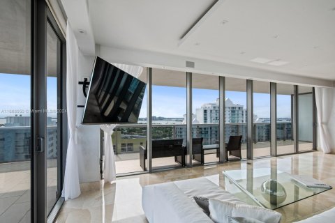 Condo in Miami Beach, Florida, 3 bedrooms  № 1384348 - photo 4