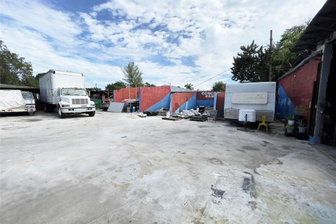 Propiedad comercial en venta en Miami, Florida № 887872 - foto 15