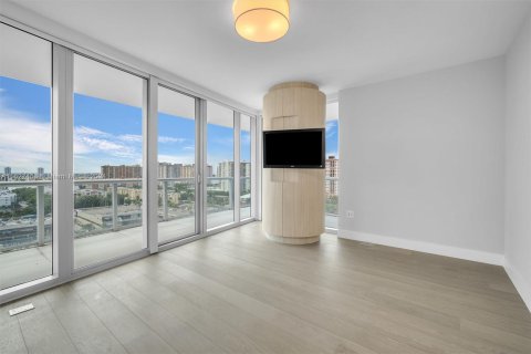 Condominio en venta en Sunny Isles Beach, Florida, 3 dormitorios, 173.08 m2 № 1281625 - foto 18