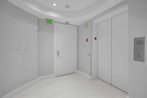 Condo in Sunny Isles Beach, Florida, 3 bedrooms  № 1281625 - photo 1