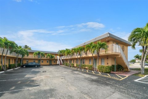 Condo in Oakland Park, Florida, 1 bedroom  № 1399857 - photo 11