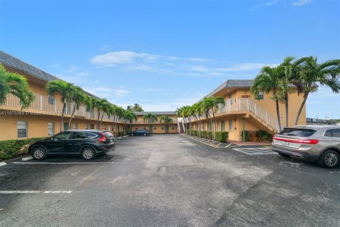 Condo in Oakland Park, Florida, 1 bedroom  № 1399857 - photo 9