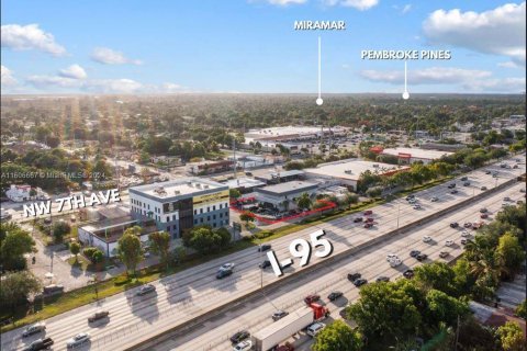 Propiedad comercial en venta en Miami, Florida № 1230875 - foto 2