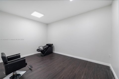 Propiedad comercial en venta en Miami, Florida № 1230875 - foto 11