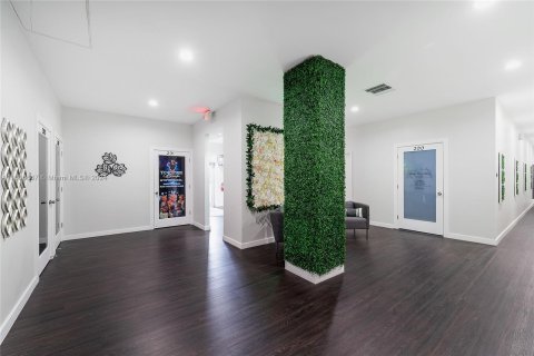 Propiedad comercial en venta en Miami, Florida № 1230875 - foto 6