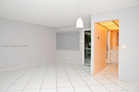 Condo in Hallandale Beach, Florida, 1 bedroom  № 1355326 - photo 2