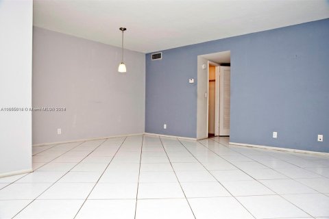 Condo in Hallandale Beach, Florida, 1 bedroom  № 1355326 - photo 4