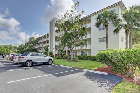 Condo in Coconut Creek, Florida, 2 bedrooms  № 970219 - photo 2