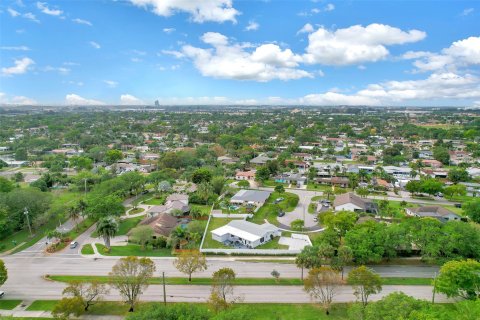 House in Plantation, Florida 3 bedrooms, 216.74 sq.m. № 1093811 - photo 4