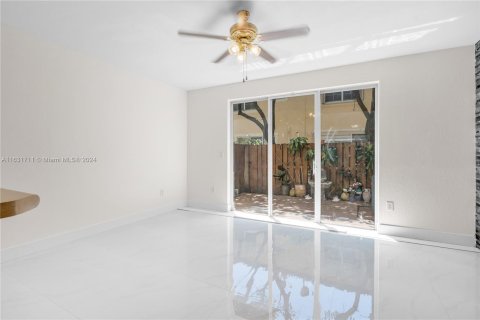 Adosado en venta en Cutler Bay, Florida, 3 dormitorios, 123.1 m2 № 1292448 - foto 10