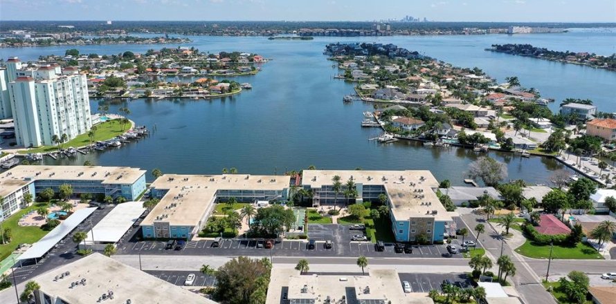 Condo in Saint Pete Beach, Florida, 2 bedrooms  № 1376711