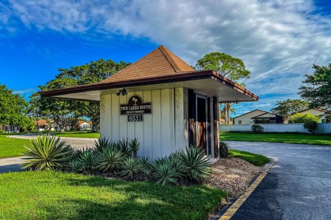 Condo in Stuart, Florida, 2 bedrooms  № 746257 - photo 1