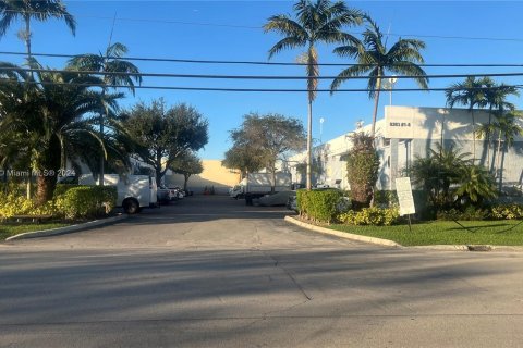 Immobilier commercial à vendre à Medley, Floride № 962093 - photo 1