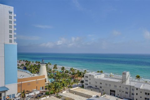 Condo in Hollywood, Florida, 2 bedrooms  № 952503 - photo 14