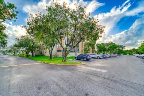 Condo in Miami, Florida, 1 bedroom  № 1385655 - photo 2