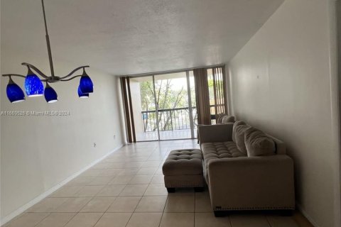 Condo in Miami, Florida, 1 bedroom  № 1385655 - photo 1