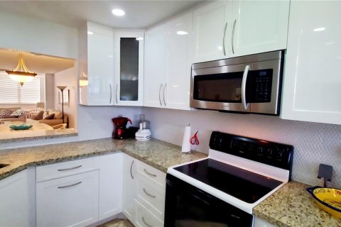 Condo in Sunrise, Florida, 2 bedrooms  № 1385620 - photo 7