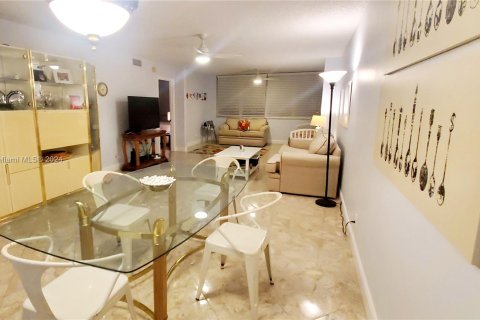 Condo in Sunrise, Florida, 2 bedrooms  № 1385620 - photo 14