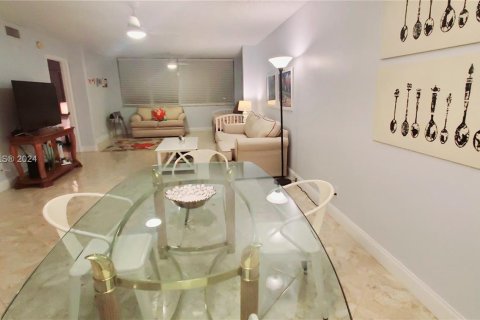 Condo in Sunrise, Florida, 2 bedrooms  № 1385620 - photo 13