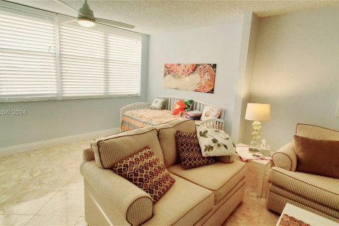 Condo in Sunrise, Florida, 2 bedrooms  № 1385620 - photo 19